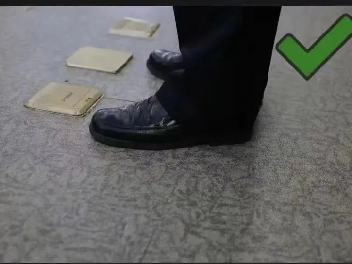 001指甲指甲不留白,不可涂指甲油,指甲平整,整体指甲干净没有脏的.