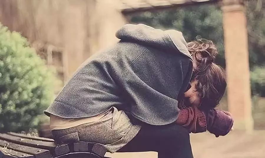 心理学:当你身边朋友越来越少时,表明你正在经历低配人生