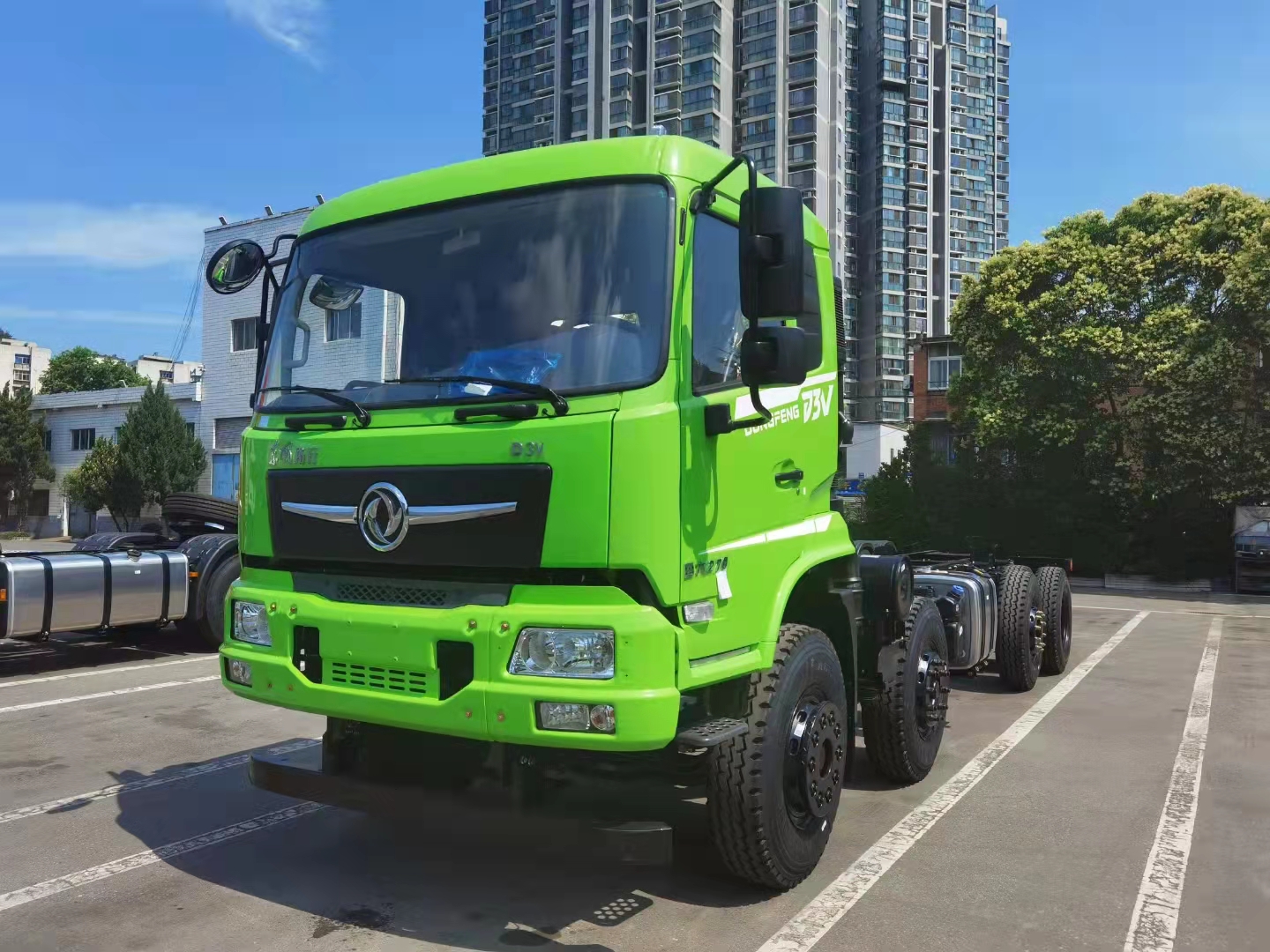 长春8米前四后六东风拓行平板自卸车,多功能8x2东风浮动桥平板车