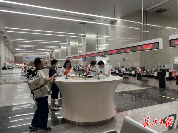 武汉市民之家推行窗口前移帮办服务