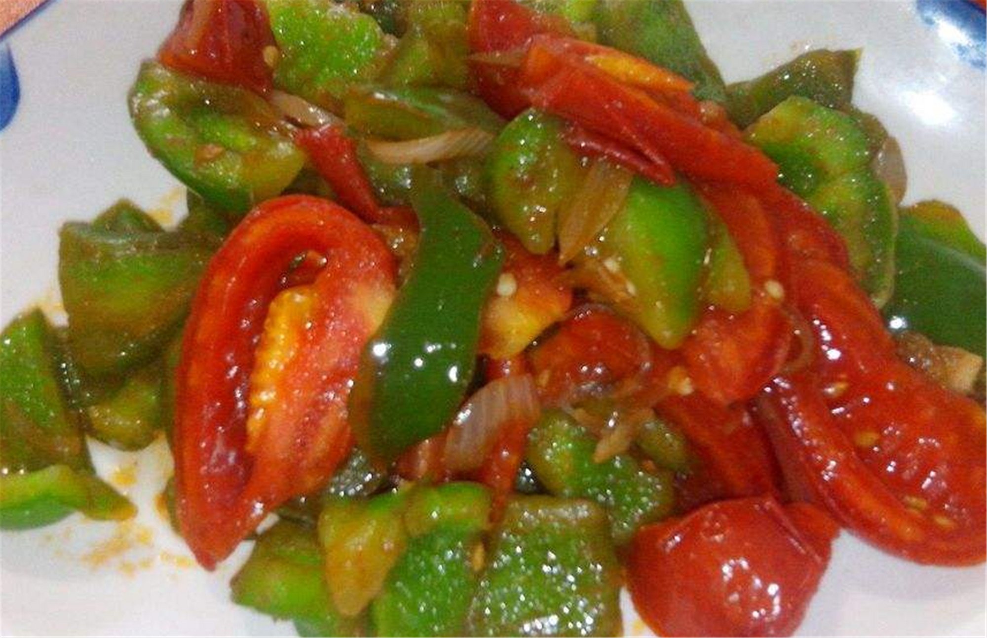 西红柿炒青椒,先放西红柿还是青椒?教你好吃的做法,上桌抢着吃