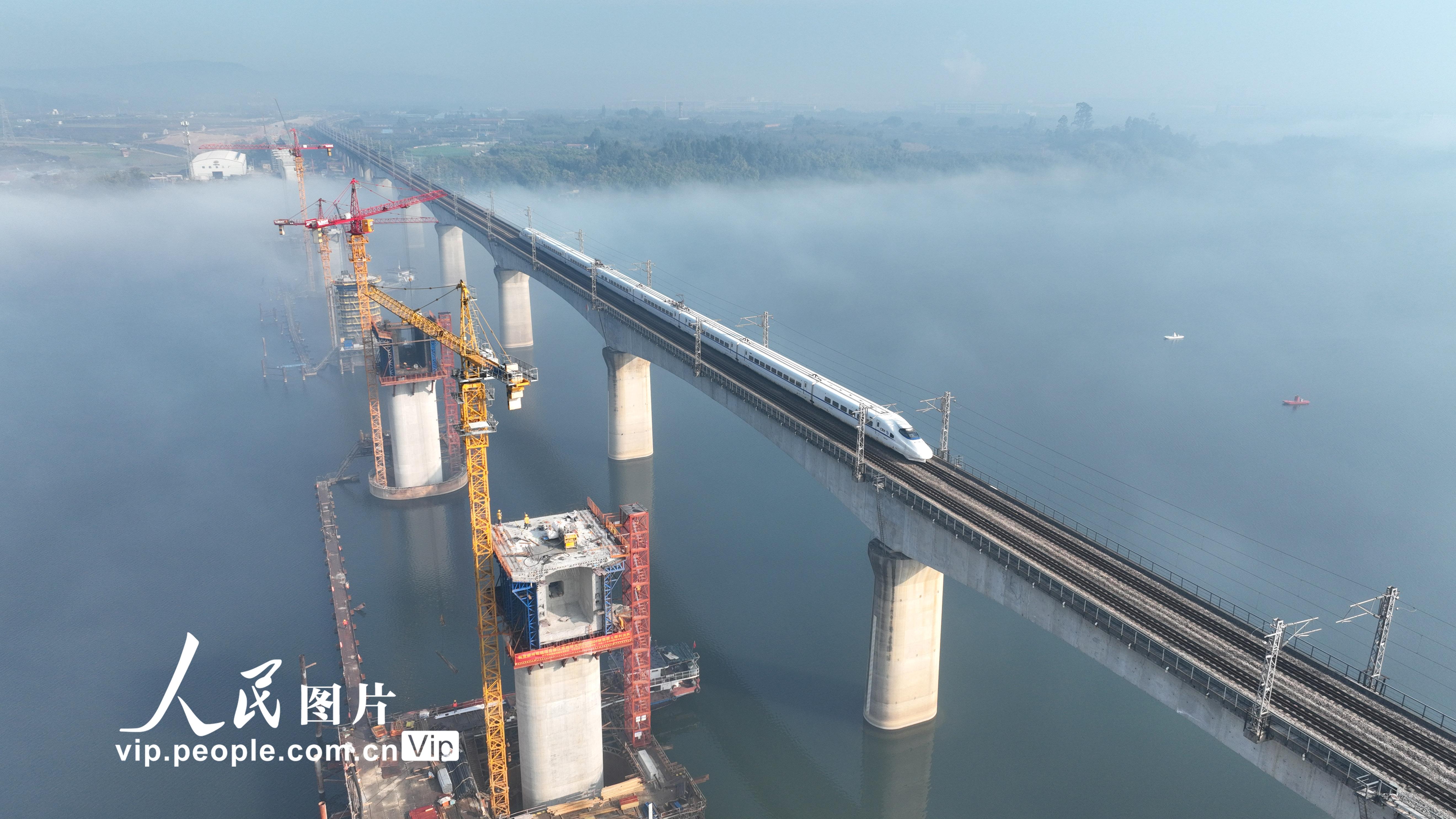 广西柳州:湘桂线柳江双线特大桥建设正酣