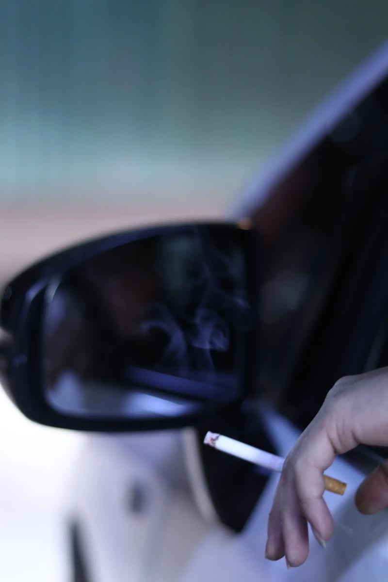 高速上副驾驶可以抽烟吗?