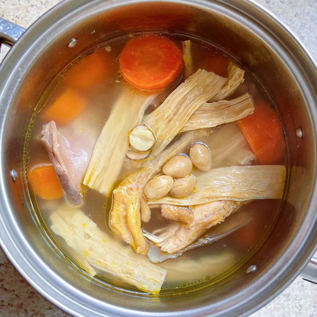 白果腐竹猪肚汤,汤鲜味美,营养又好喝