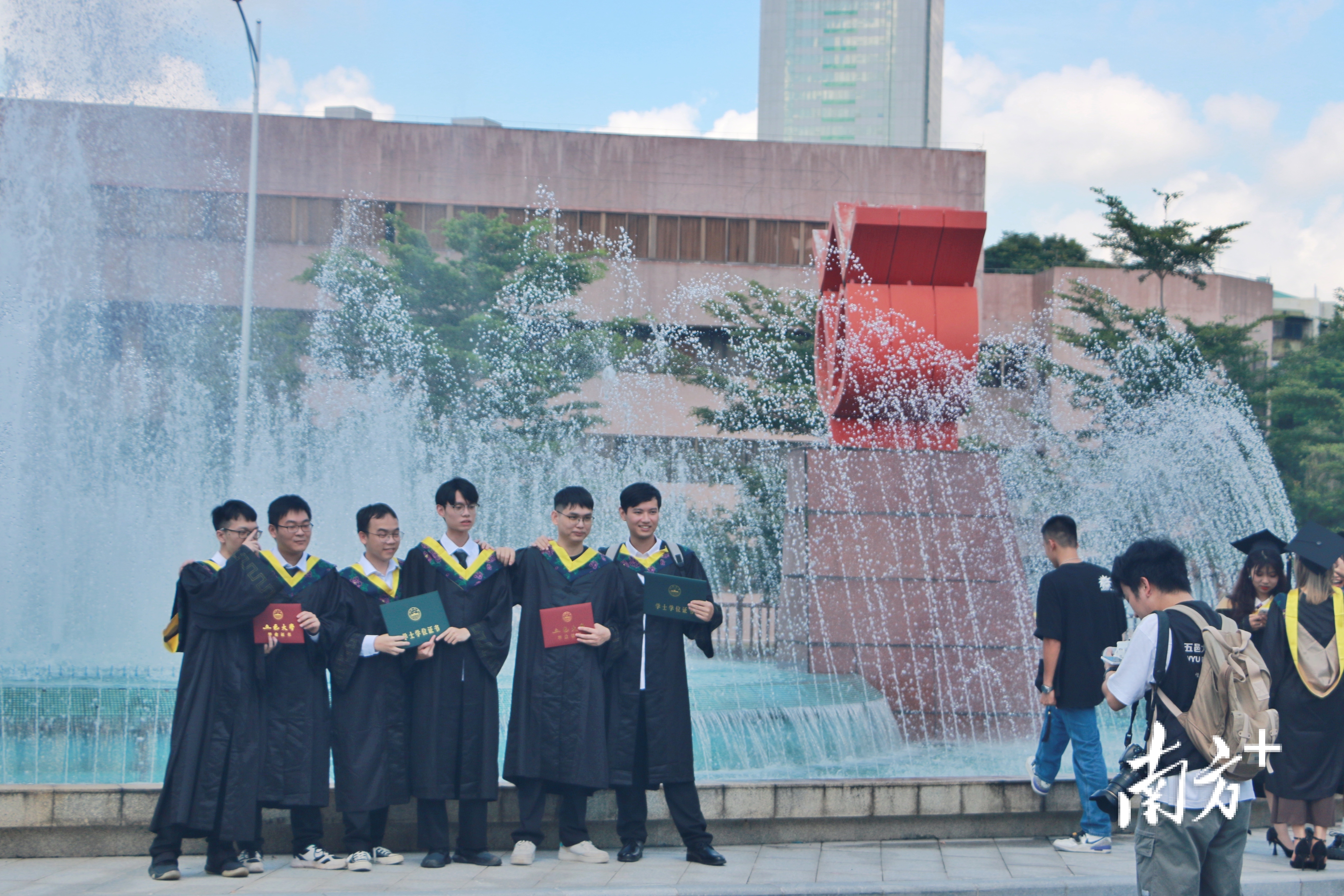 五邑大学举行2023届毕业典礼,校长张运华勉励学生勇当开拓者