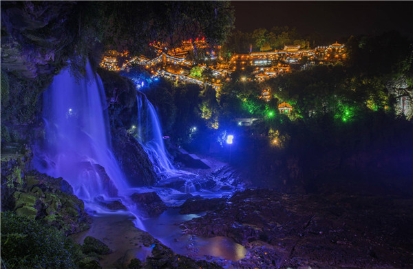 不可错过的芙蓉镇夜景,带你领略千年古镇瀑布群的神奇魅力