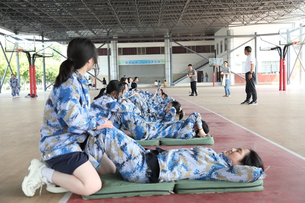 德阳东汽八一中学校服图片