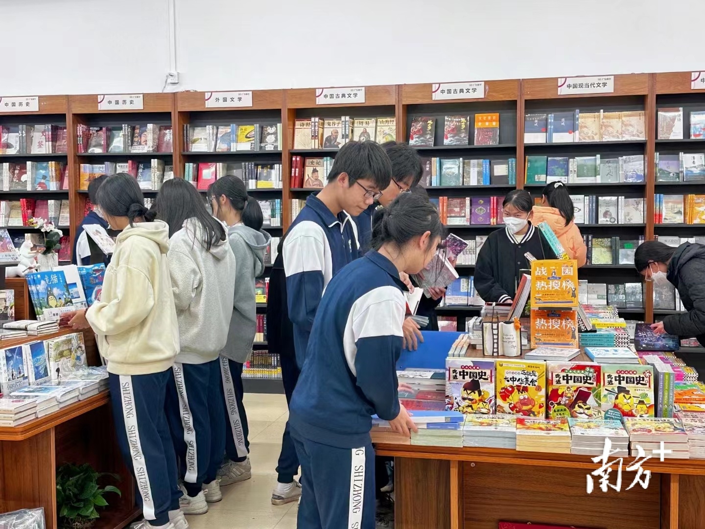 云浮首家新华校园书店开业