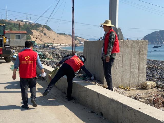 南隍城乡开展养殖场主干道清理志愿服务活动