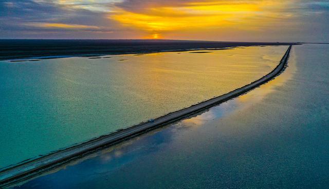 青海:315国道通过双色湖