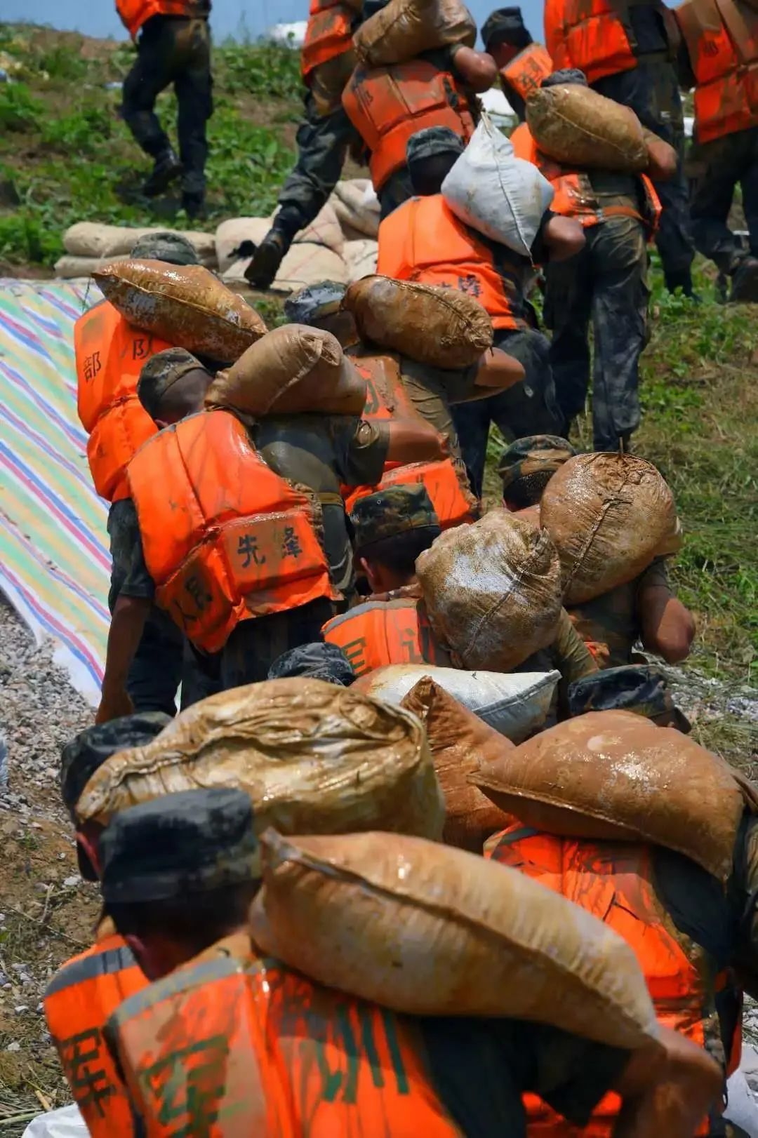 写下"别怕,有我在",抗洪"00后"