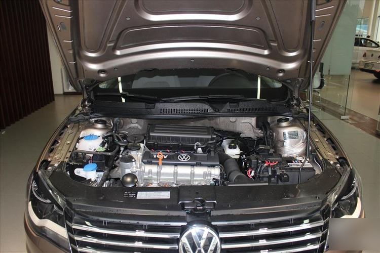 新宝来发动机舱有焦糊味是怎么回事?