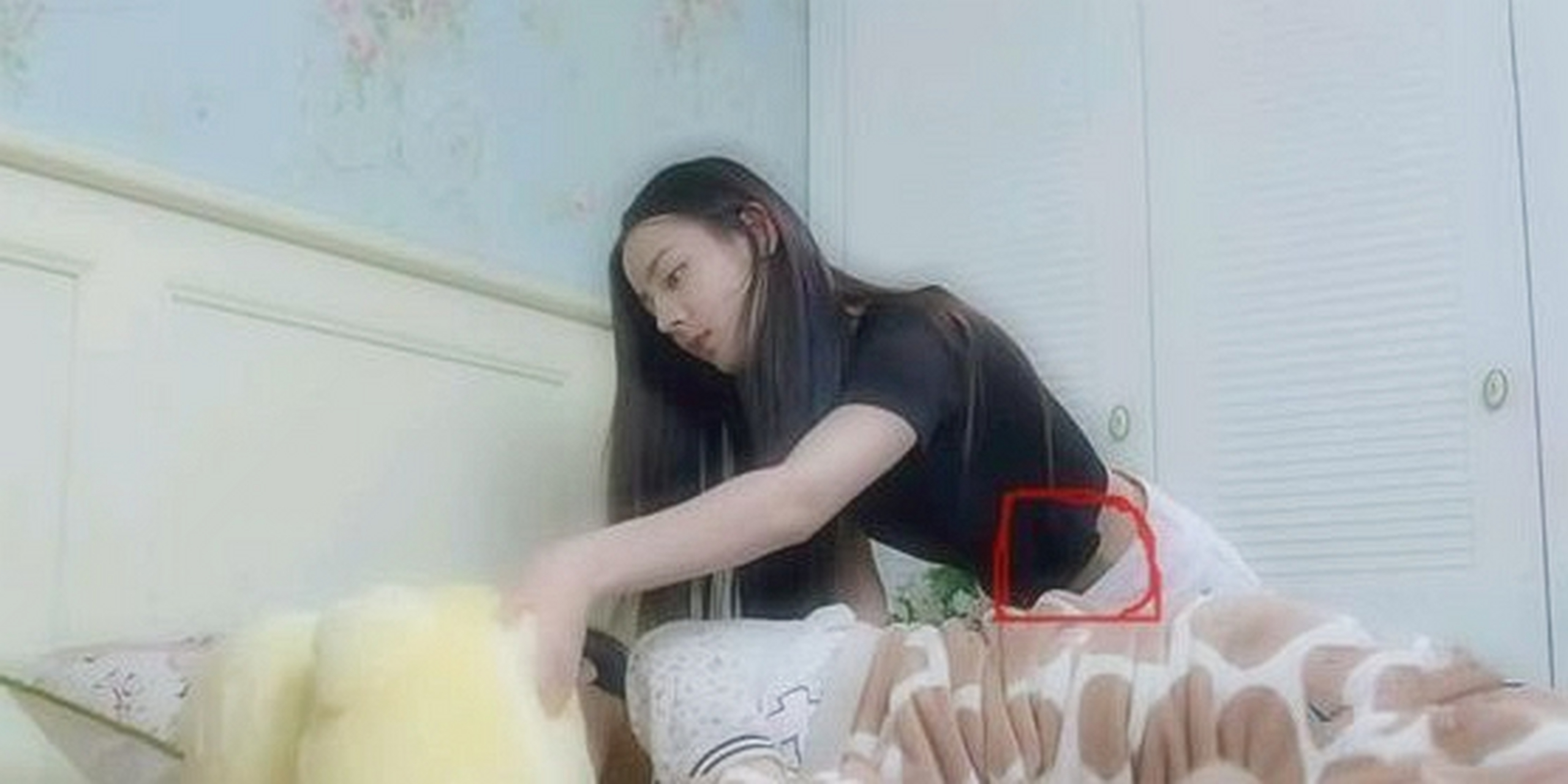 迪丽热巴,无意暴露纹身,部位尴尬[汗]网友:有故事?
