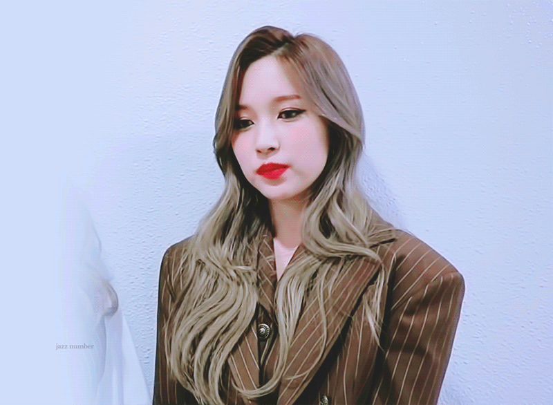 舞台上迷人的金发名井南,淘气又可爱