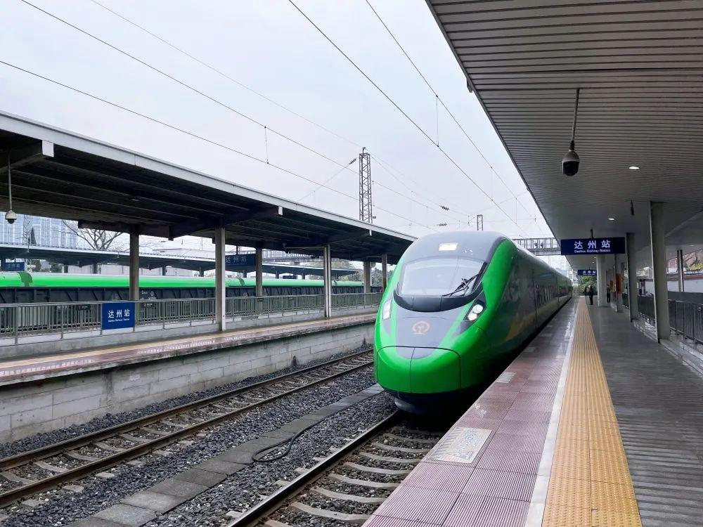 跨越秦岭,开进古都!刚刚,达州至西安复兴号"绿巨人"动车组列车首发
