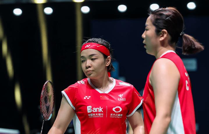 梁王退赛被质疑为队友刷分!国羽教练释疑,陈清晨晒照让人心疼