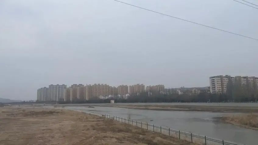 在静乐县,除了做月薪两千的服务员,这几个青少年没什么工作选择.