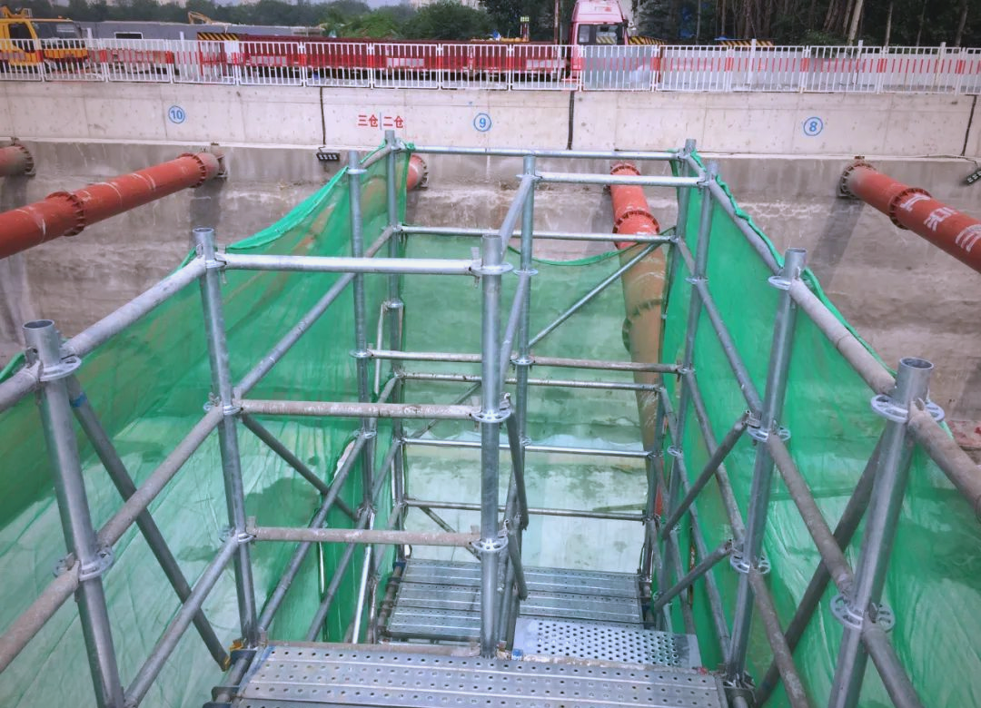 盘扣式脚手架安全爬梯,施工高处作业的好帮手!