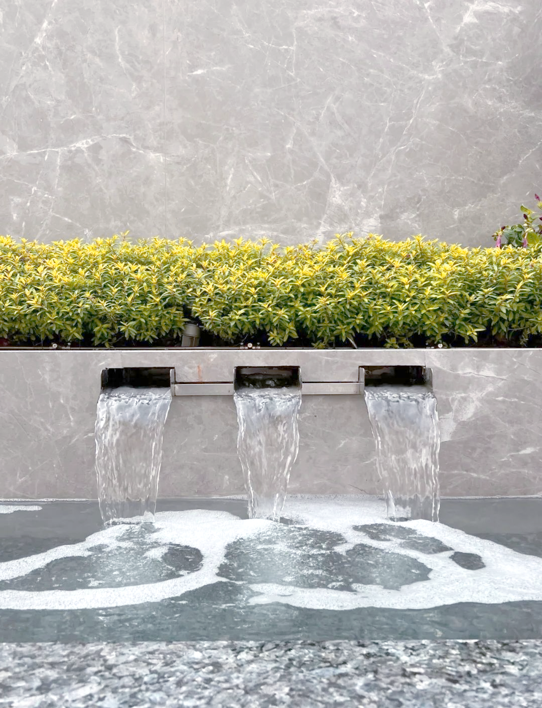 它不仅能有效增强水景墙的立面表现,使整体景观更为