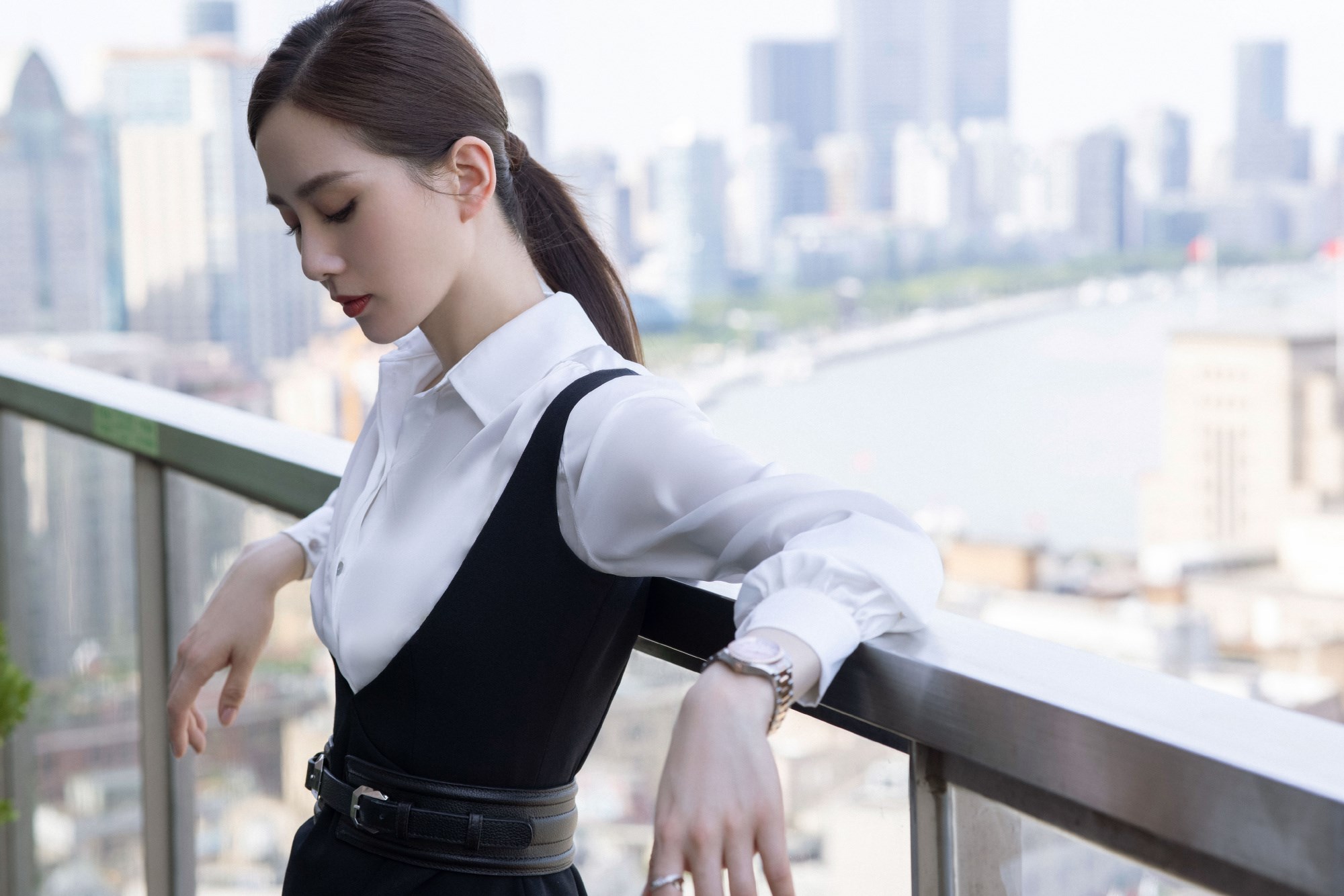 刘诗诗亮相"繁花·星海"品牌巡展上海站 白衬衫阔腿裤尽显优雅姿态