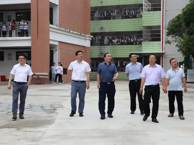 黄冈师范领导到麻城二中看望挂职副校长沈博士并进行调研交流