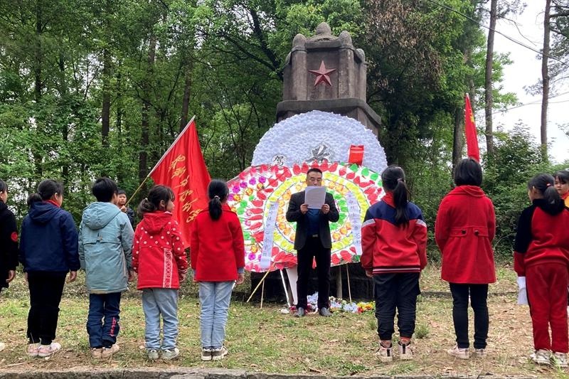 "缅怀革命先烈,继承革命传统—界岭镇中心小学开展清明节祭扫活动