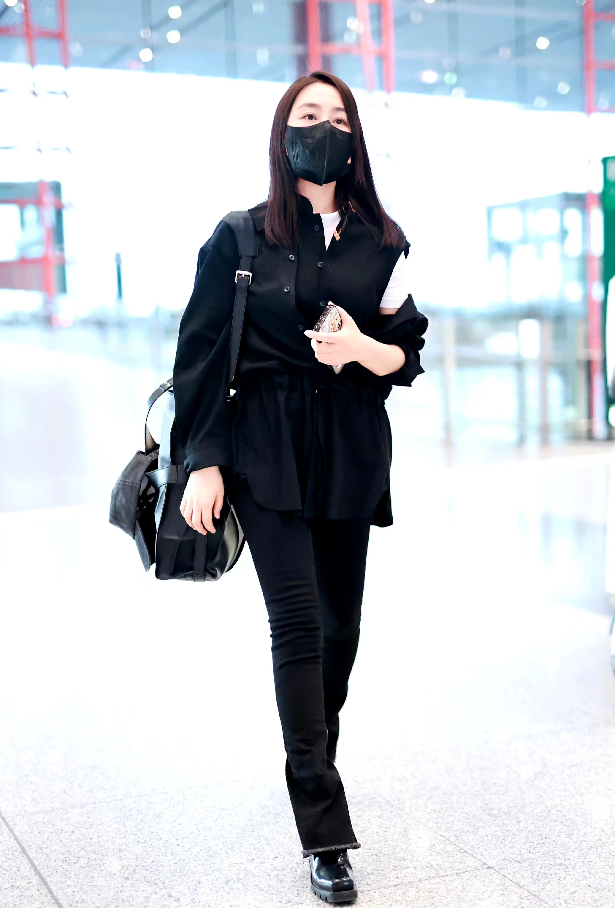 马苏现身机场,一身黑色装扮休闲随性,短袖配马甲很时髦!