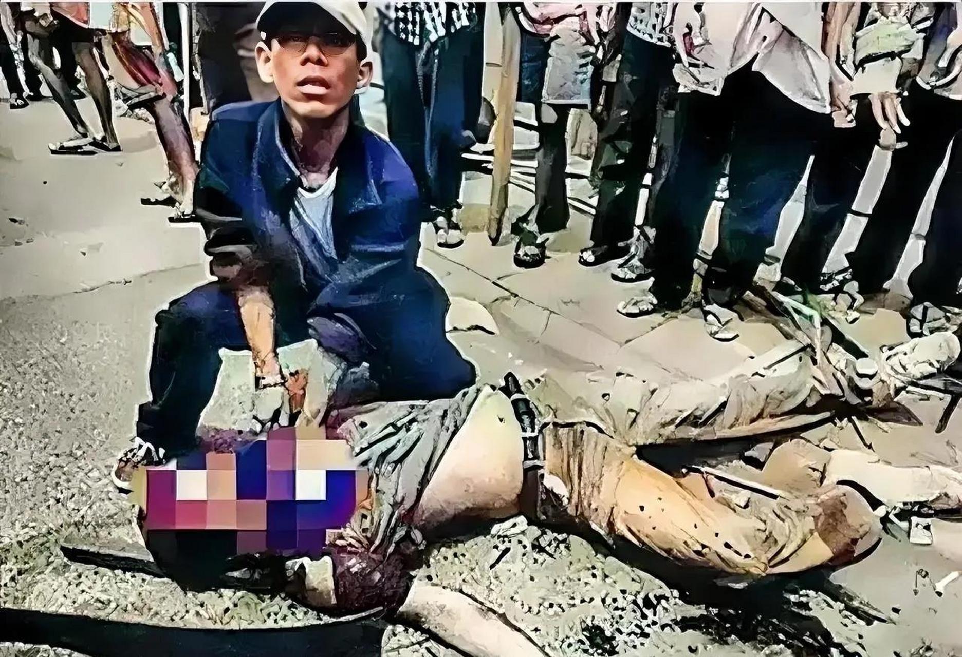 鲜血喷涌而出…一名印尼华人就这样在当地街头被残忍杀害,而围观的人