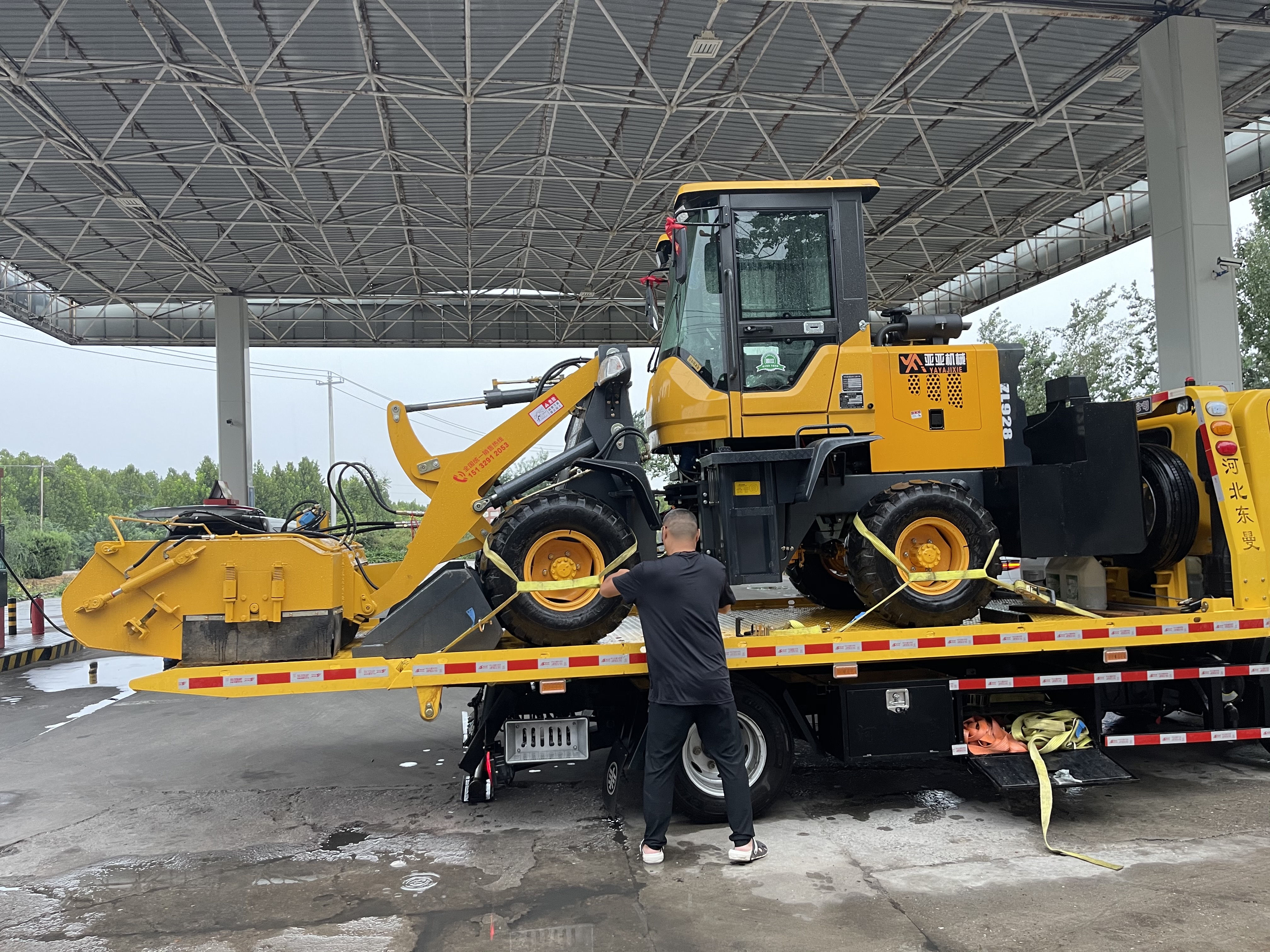 装载机扫路车:高效环保的铣刨路面石子清洁利器
