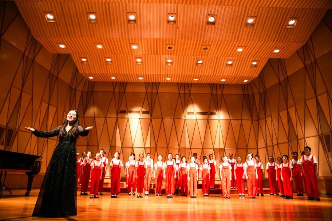 宁波爱菊艺术学校童声合唱音乐会举行