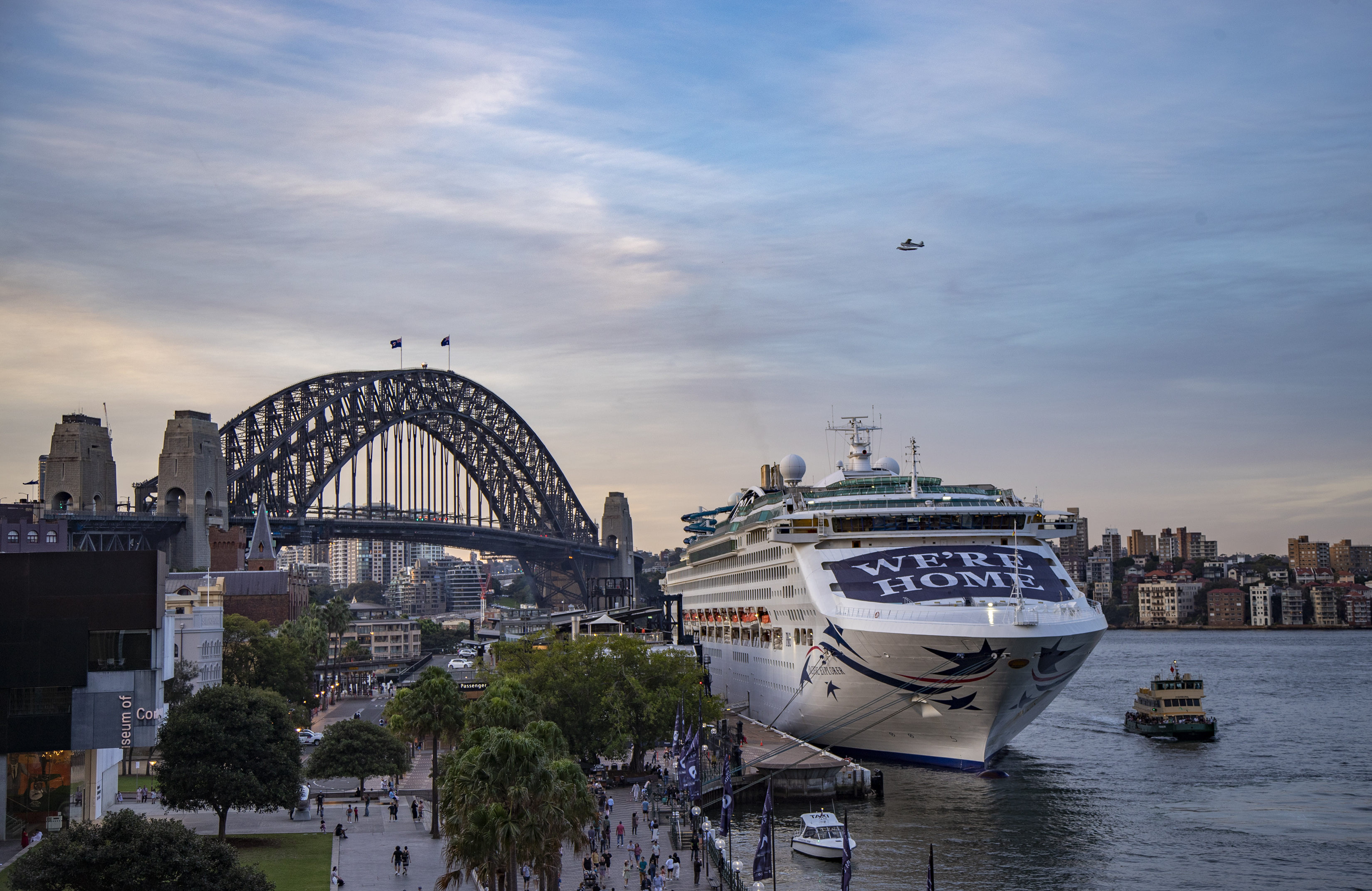 (国际疫情)"禁航"两年后 悉尼港迎来首艘国际邮轮