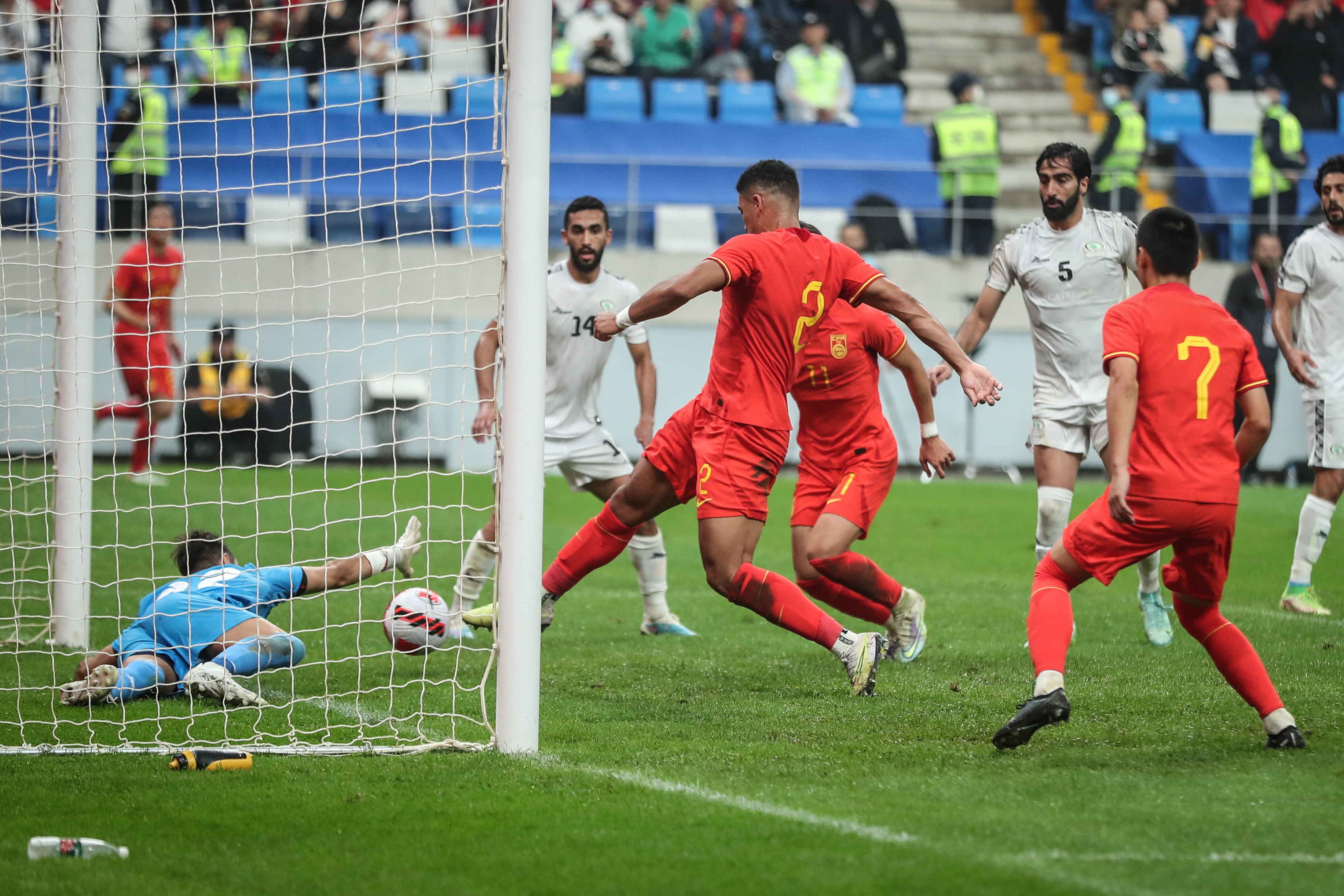 中国男足友谊赛2:0战胜巴勒斯坦队