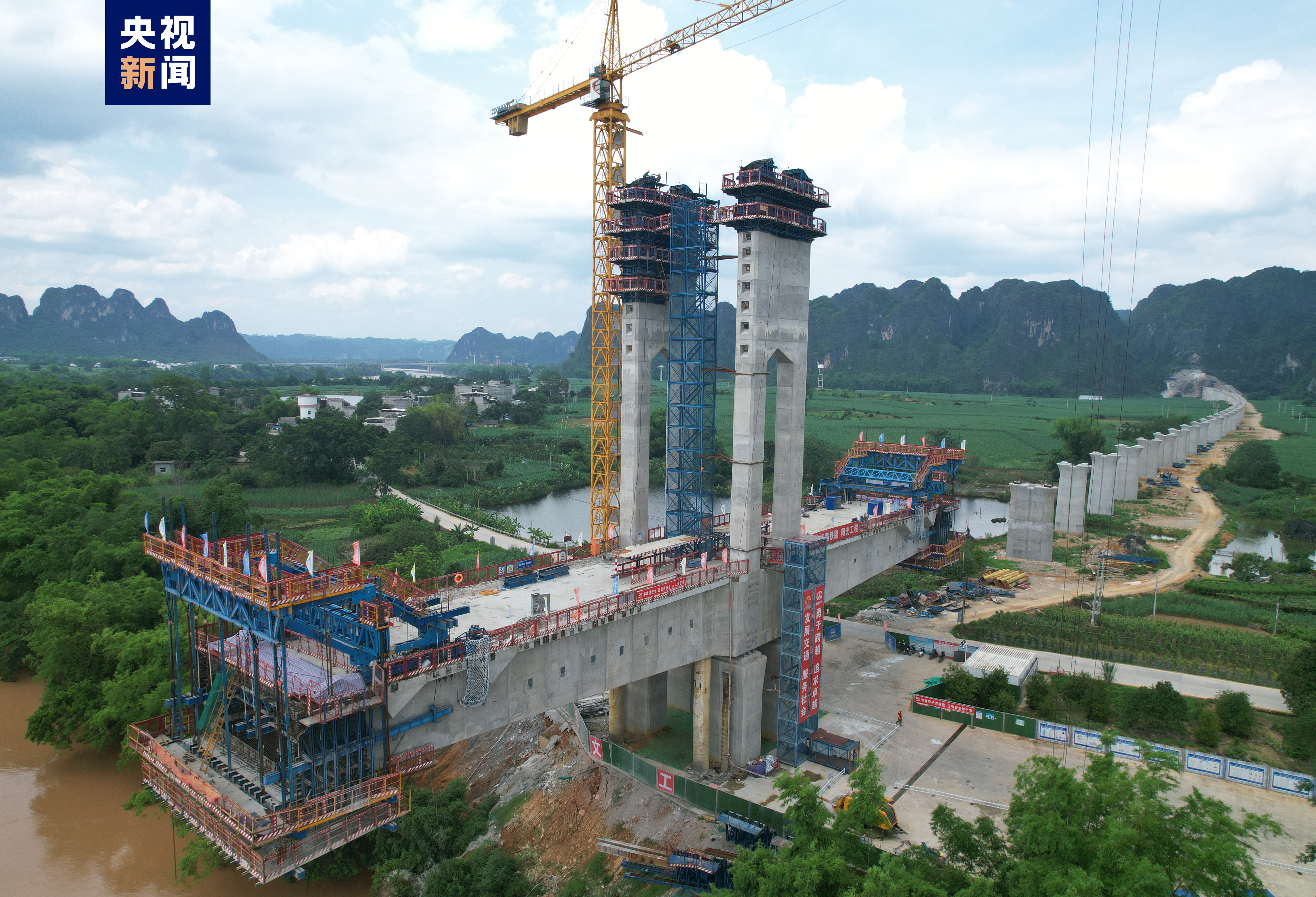 广西崇凭铁路上金左江双线特大桥主桥索塔顺利封顶
