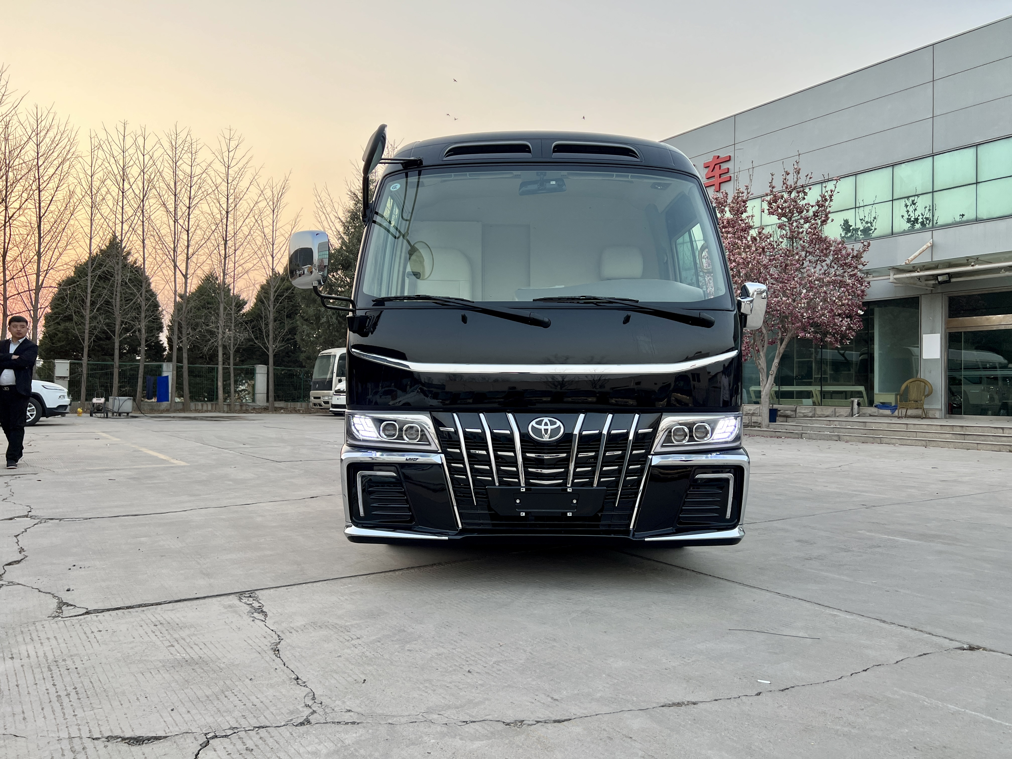 丰田考斯特10座黑武士版是一款专为商务和家庭用途设计的中型客车.