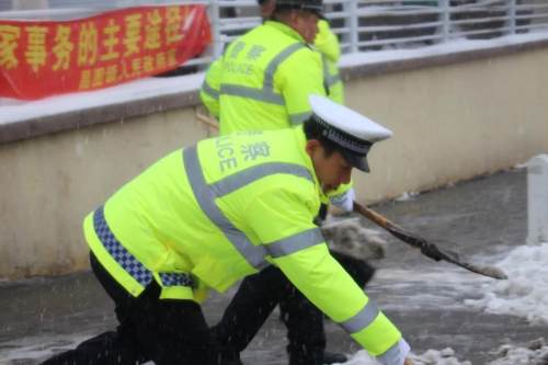 昌图交警餐风茹雪,只为守一方平安
