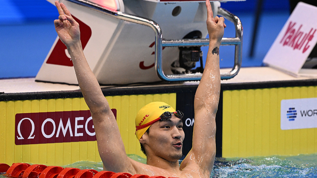 徐嘉余夺男子50米仰泳铜牌