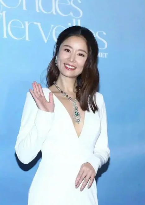 盘点七位娱乐圈出轨女明星,李小璐不算什么,最后一位丢掉性命