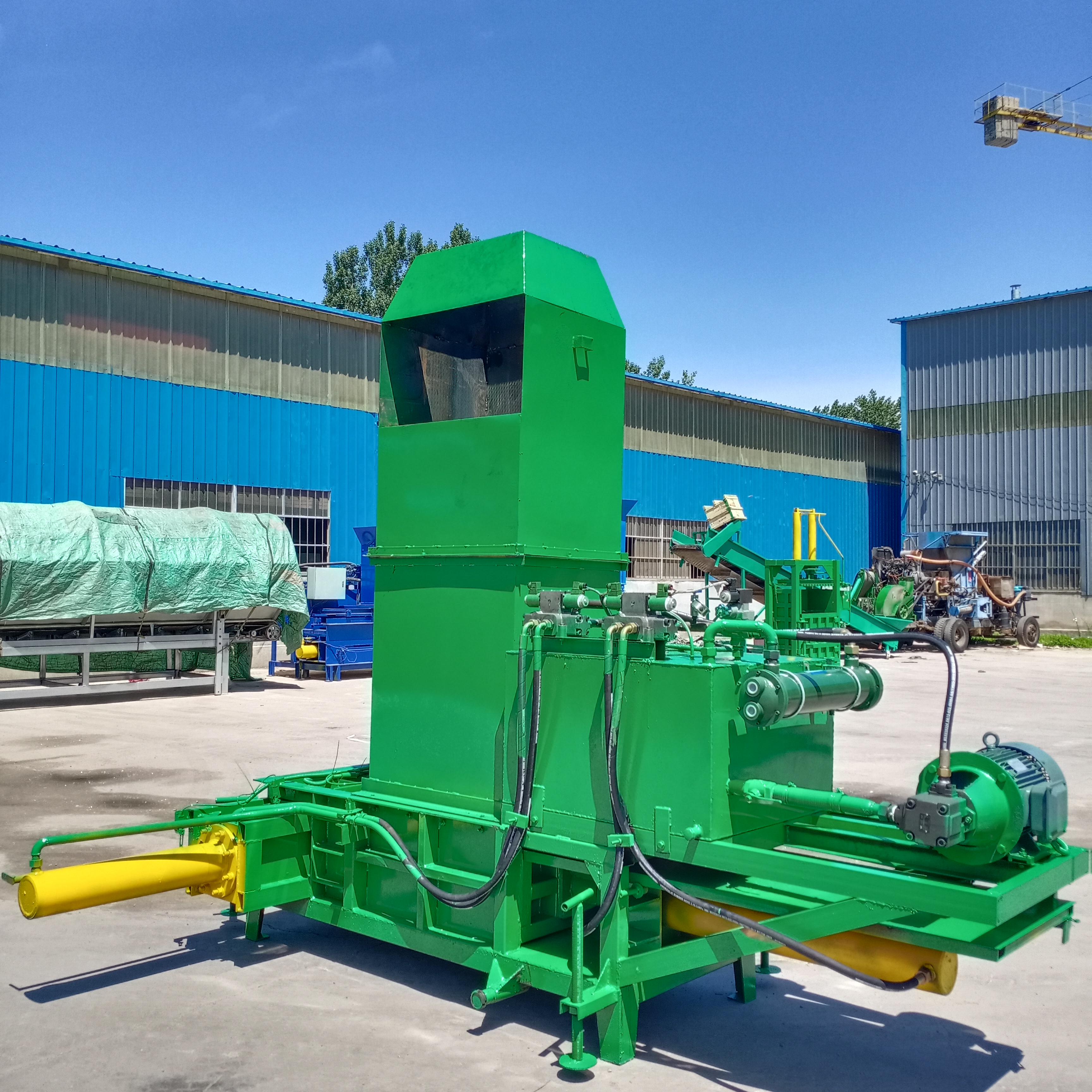 高喷青储压块机与秸秆黄储稻壳打包机区别