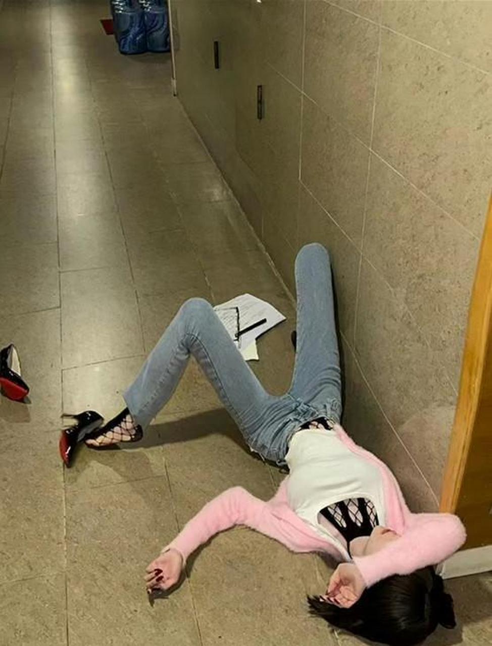 美女喝高了,睡姿很不雅
