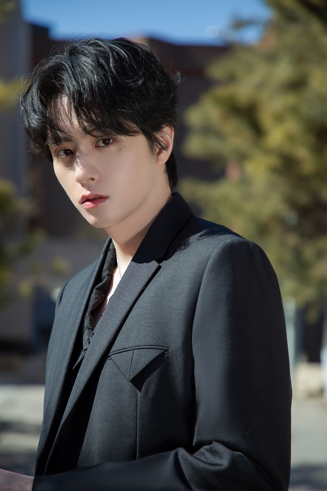 邓孝慈现身时尚盛典 全黑造型尽显矜贵优雅