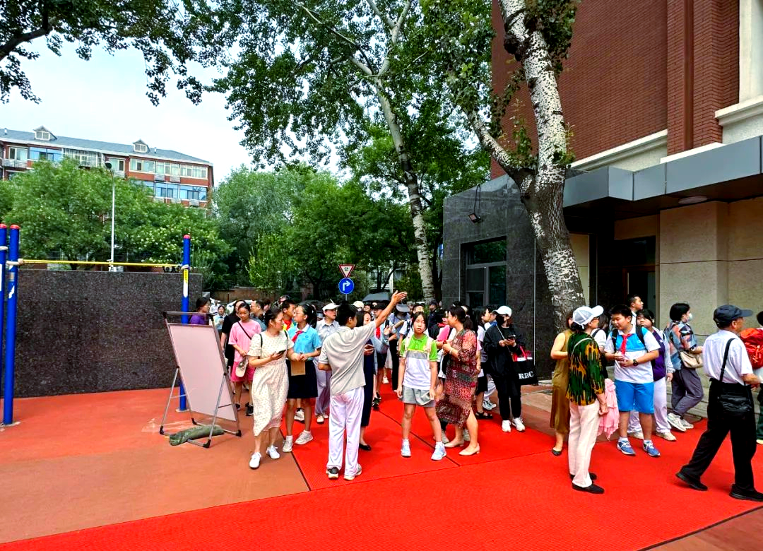 志成中学迎接新生,学长引导共启初中新章