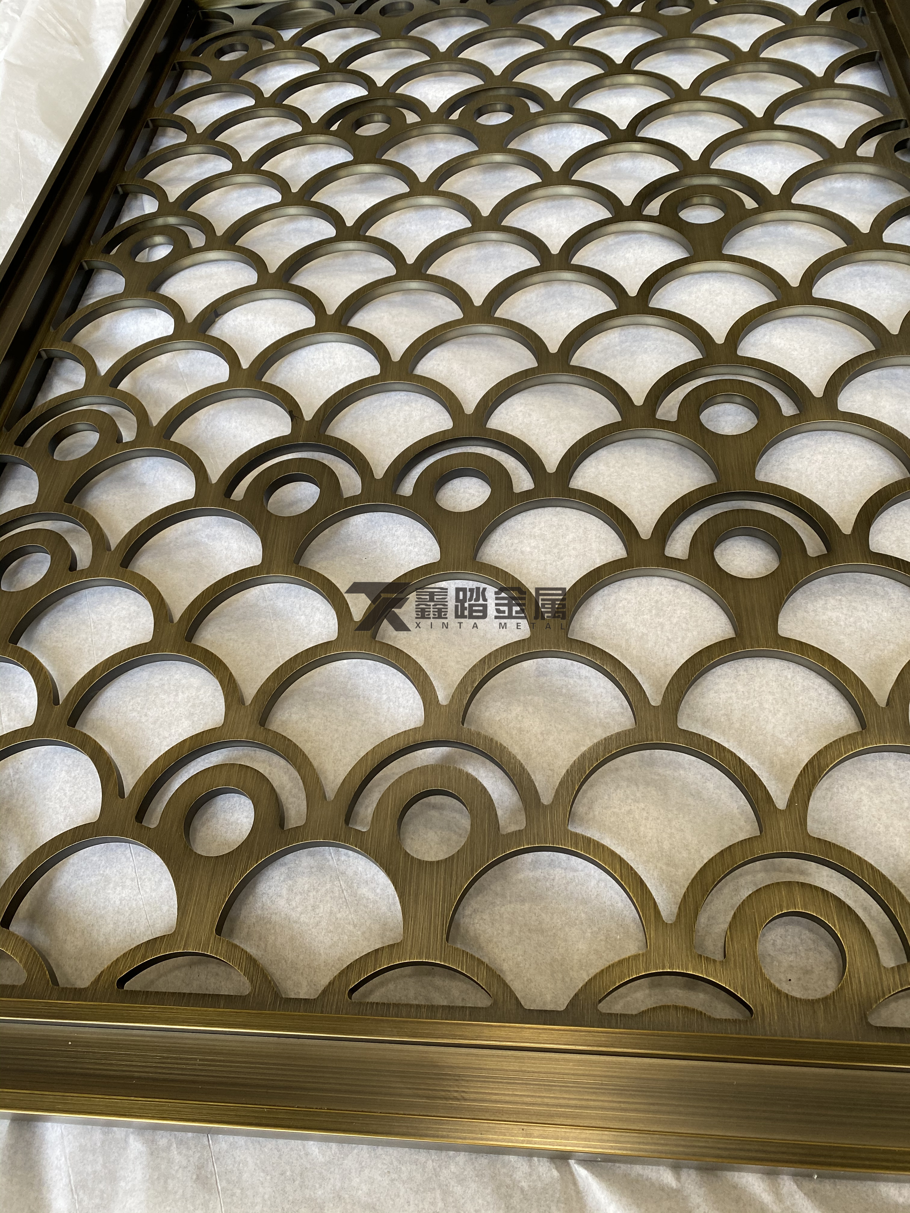 青古铜铝板屏风,玄关金属隔断镂空设计添姿添彩