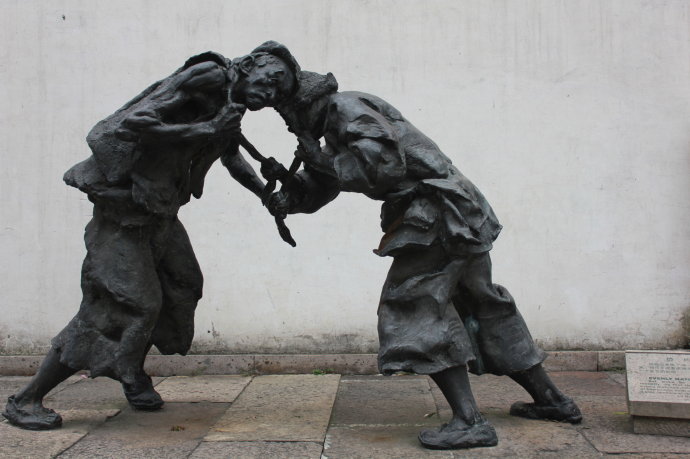 死刑立即,摊主杀害隔壁摊夫妇,底层互害究竟有多严重?