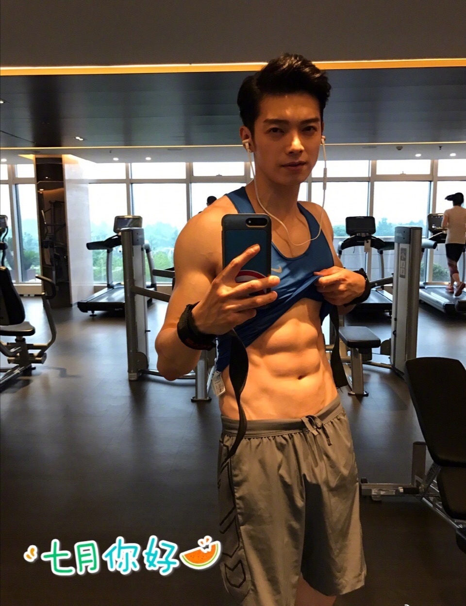 六块腹肌的辰亦儒,健壮的肌肉引发舔屏,网友:你这身材40岁?