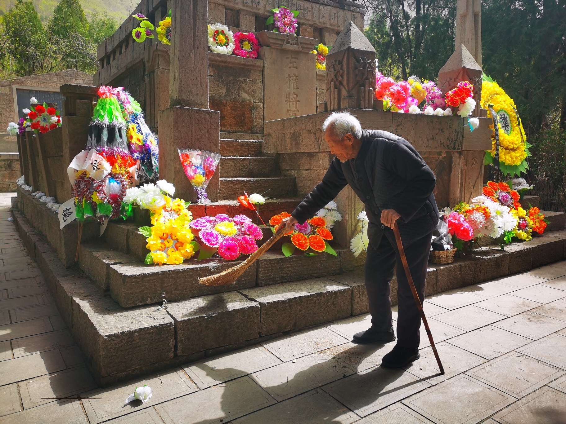 河北涉县九旬老人义务守护这座墓70载