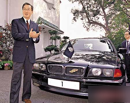 香港警务处处长曾经的座驾是大众辉腾3.2 v6车型.
