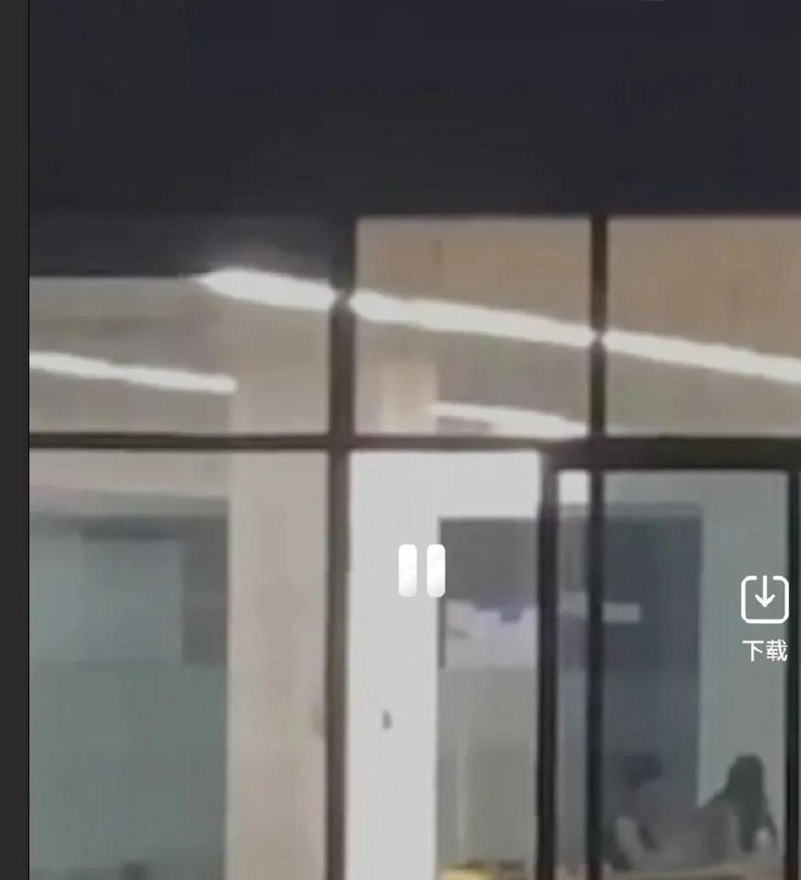 四川传媒学院小情侣节约宾馆费在教室秀恩爱,给吃瓜群众撒狗粮!