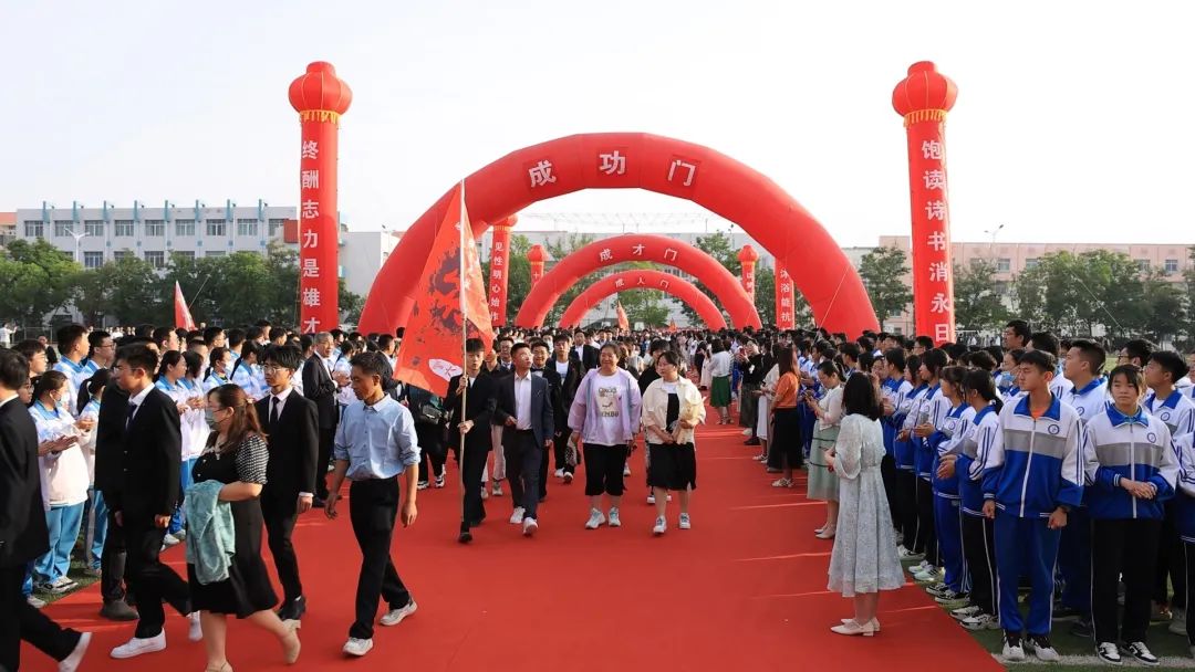 金昌市第一中学举行高三年级成人仪式暨毕业典礼