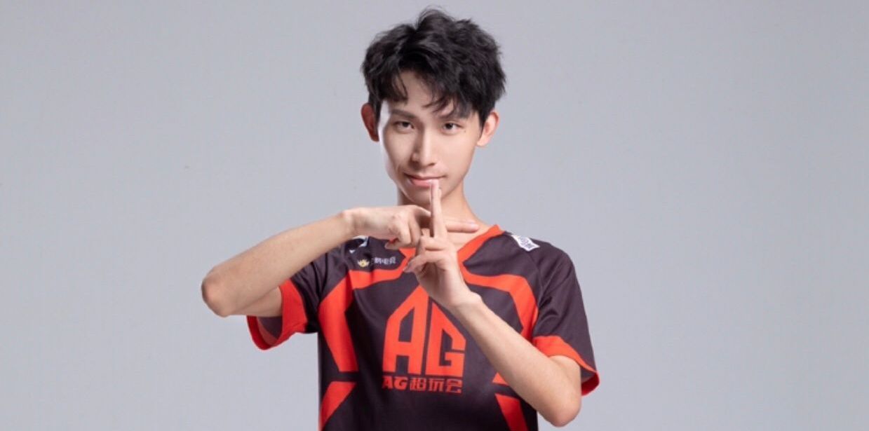 梦泪解说ag超玩会的比赛不小心曝光自己的直播收入梦泪真没骗你们