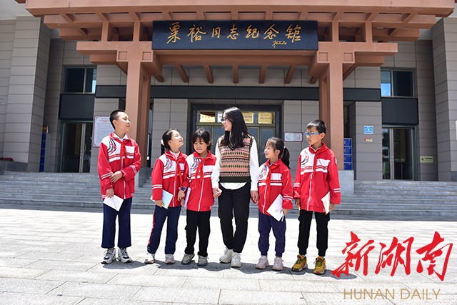 湖南日报深度︱95后女孩李柏霖带着山里娃写下1400余首诗:播下诗意的